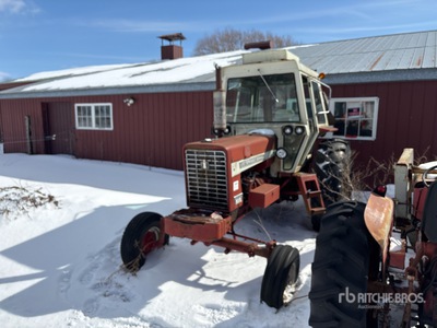 International Farmall 656 2WD トラクター (Inoperable)