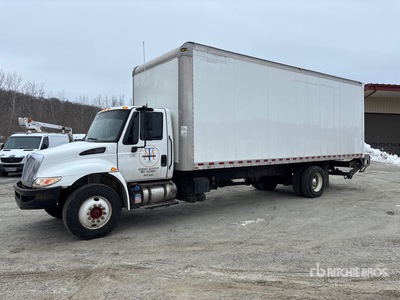 2016 International 4300 4x2 Furgoneta caja cerrada
