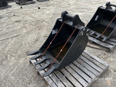 24 in Digging Excavator Bucket