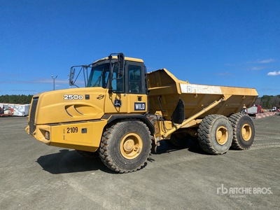 2008 John Deere 250D Camion à benne articulé