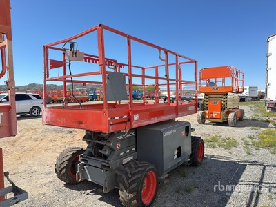 2018 Skyjack SJ6826 RT 4x4 Dual Fuel Podnośnik nożycowy