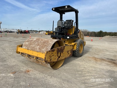 2015 Cat CS-44 Compacteur à tambour lisse