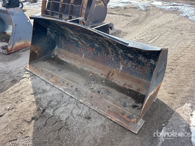 Cat 94 in Telehandler Bucket | Ritchie Bros. Auctioneers