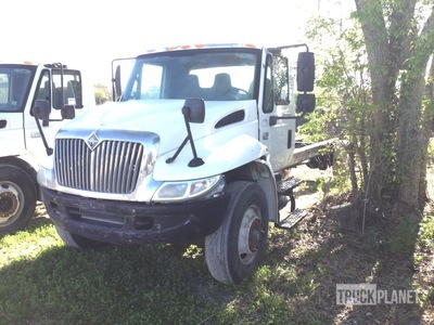 2004 International 4300 SBA 4x2 Cab and Chassis (Inoperable)