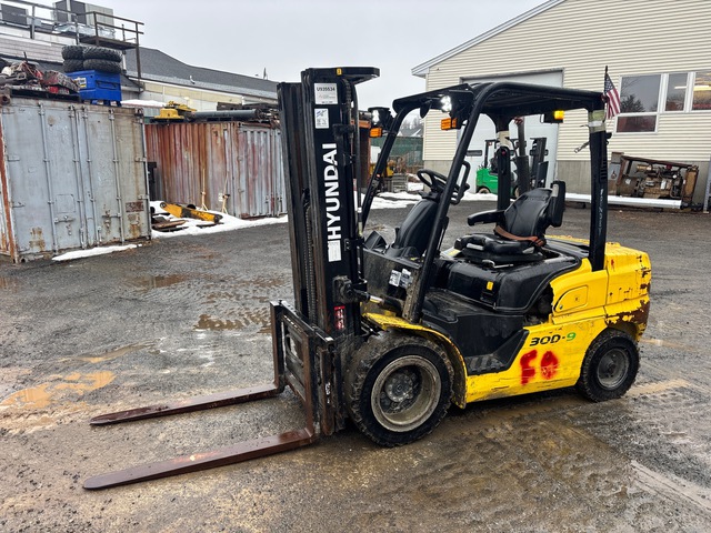 2018 Hyundai 30D-9 5890 lb Pneumatic Tire Forklift