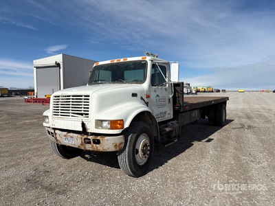 1995 International 4900 4x2 Platte vrachtwagen