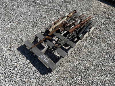 Quantity of 4 post drivers , 1 stretcher, splicer tool