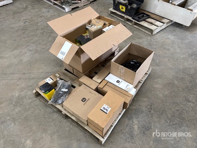Quantity of Assorted John Deere Parts Pièces diverses