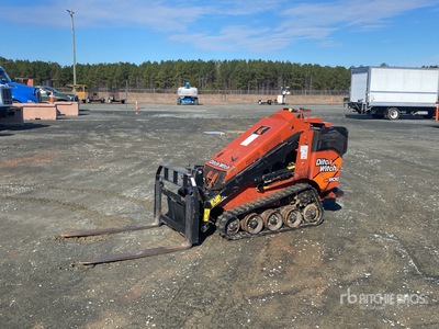2022 Ditch Witch SK900 Mini Compact Track Loader