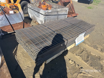Quantity of 7.2 ft x 3.3 ft Steel Grating Divers Autres