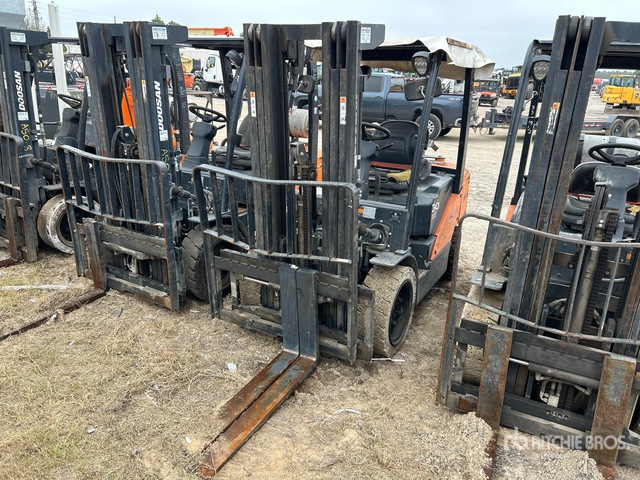 2020 Doosan G30N7 5500 lb Pneumatic Tire Forklift