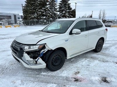2019 Mitsubishi Outlander 4WD Hybrid  سيارة رياضية متعددة الاستخدامات
