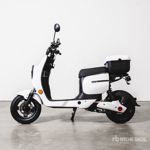 2024 Italia Ultra 2024 Gio Italia Ultra Scooter (Unused)