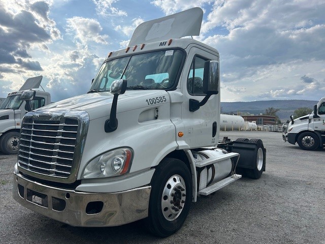 2015 Freightliner Cascadia 4x2 S/A Day Cab Truck Tractor