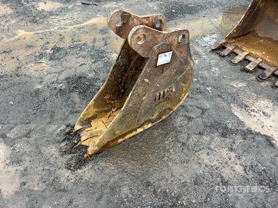 12 in Backhoe Loader Bucket - Fits John Deere