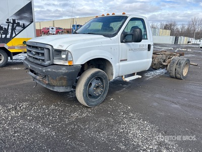 2003 Ford F-550 4x2 を見 Cab and Chassis