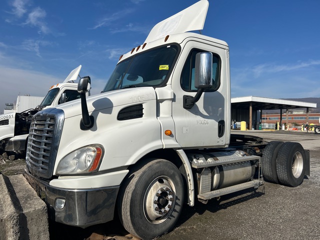 2015 Freightliner Cascadia 113 4x2 S/A Day Cab Truck Tractor