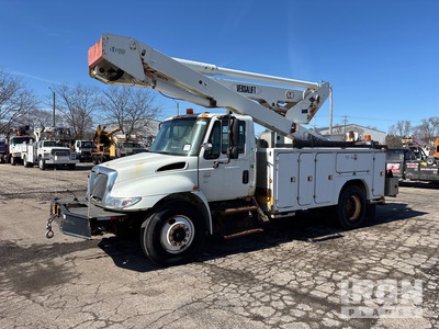 Versalift on 2006 International 4300 4x2 Arbeitsbühne-Lkw (Inoperable)