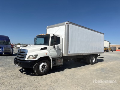 2015 Hino 268 4x2 Furgoneta caja cerrada