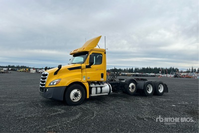 2020 Freightliner Cascadia 126 8x4 تراكتور شاحنة (ثلاثي المحور)