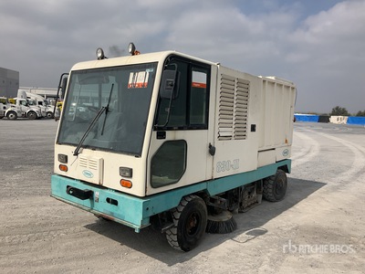 2004 Tennant 830II Ride-On Camion Barredora / Kehrmaschinen