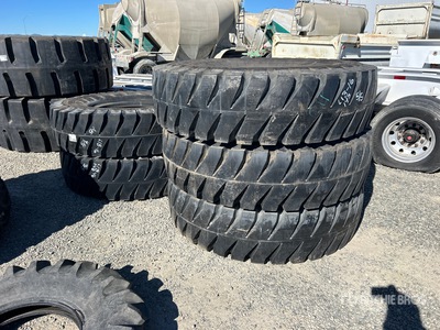 Quantity of (5) Bridgestone 18.00R33 Pneumatici (Unused) - Fits Cat 796
