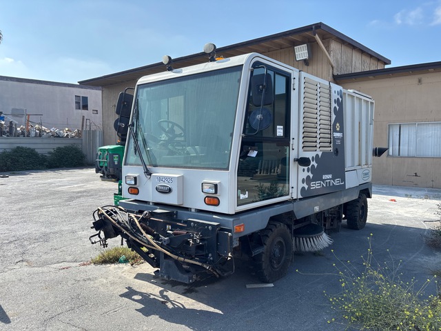 2017 Tennant Sentinel Sweeper Truck 2017 Tennant Sentinel Sweeper Truck
