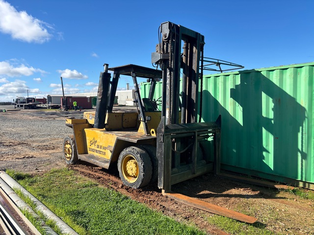 2009 (unverified) Cat V225B 21400 lb Pneumatic Tire Forklift