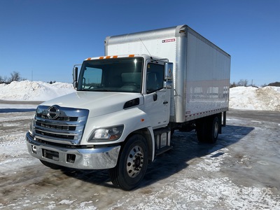 2017 Hino 338D 4x2 Camion fourgon