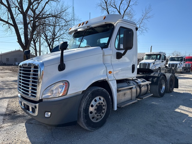 2018 Freightliner Cascadia 125 6x4 T/A Day Cab Truck Tractor