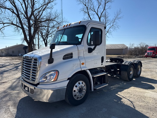 2016 Freightliner Cascadia 113 6x4 T/A Day Cab Truck Tractor