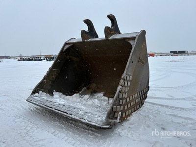Brandt 96 in Q/C Cleanup Excavator Bucket - Fits John Deere 870G