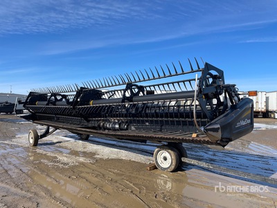 2011 MacDon FD75 Tête de moissonneuse-batteuse