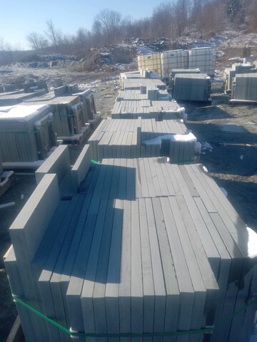 Quantity of (14) Pallets of Bluestone Landscaping Paver Stones