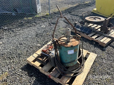 Pneumatic grease pump