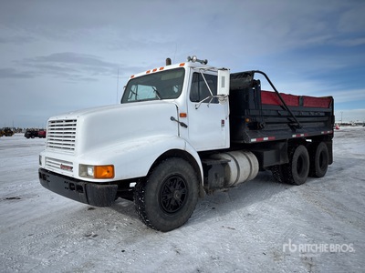 1990 International F-8200 6x4 Camion à benne tandem
