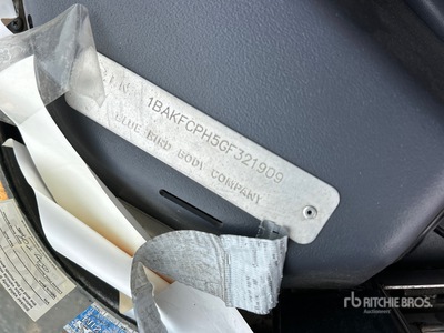 2016 BlueBird Vision 4x2 School を見 Bus