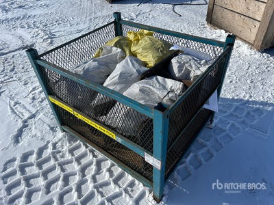 Quantity of (306) Wood Clamps and Hinge Base Plates Pièces diverses