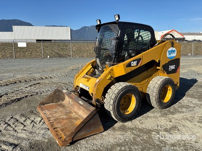 Cat 246C を見 Skid-Steer Loader