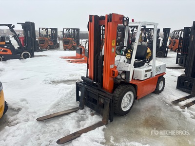 Nissan F02A30V 5500 lb Pneumatic Tire Wózek widłowy