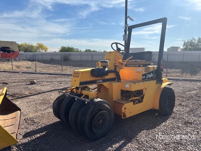 2003 LeeBoy 420 9 Wheel Pneumatic Roller (Inoperable)