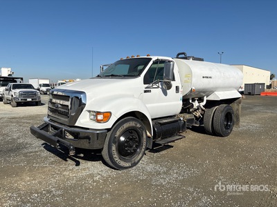 2012 Ford F-750 XL 2000 gal 4x2 散水車