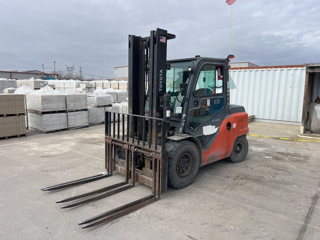 Toyota 8FD50U 9750 lb Pneumatic Tire Forklift
