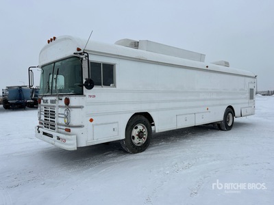 1987 BlueBird 4x2 Mobile Lab حافلة