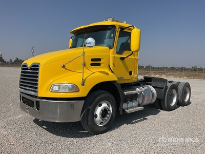 2015 Mack CXU613E 6x4 Tractocamion / Ciągnik siodłowy T/A z kabiną dzienną