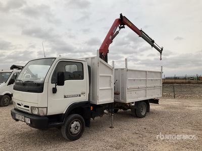 HM Handy 330 995 kg Knuckle Boom on 2003 Nissan Cabstar E 4x2 Camion à plate-forme avec grue