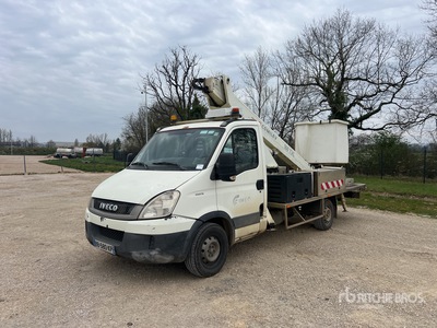 2010 Comilev EN160TVL 14 m on 2010 Iveco Daily  35S13 Camion Nacelle Camion à godets