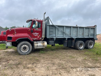 2005 International 5600 6x4 T/A Camión dumper