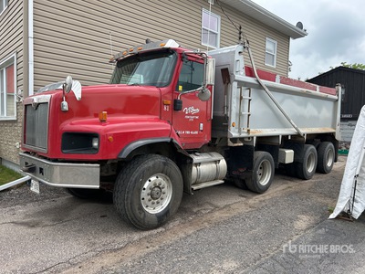 2011 International 5600 8x4 Tri/A Camión dumper