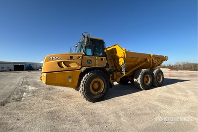 2015 John Deere 250D Series II Knickgelenkter Muldenkipper